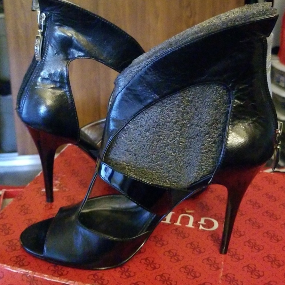Guess  women shoes. Black multi leather heels.